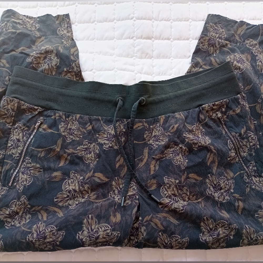 Athleta Womens Size 20 Trekkie North Printed Jogger Terra Firma Olive Capri pant